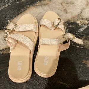 DKNY Lorena Fisheman sandals